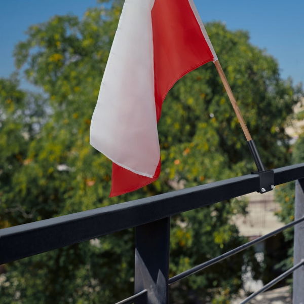 Zestaw: Uchwyt pojedynczy na flagę czarny / na balkon, poręcz + flaga POLSKI 110x70 + styl 120