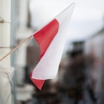 Zestaw: Uchwyt pojedynczy na flagę czarny / na balkon, poręcz + flaga POLSKI 110x70 + styl 120