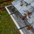 SIATKA OCHRONA NA RYNNY PRZECIW ZANIECZYSZCZENIOM LIŚCIOM 0,18X6M KLIPSY