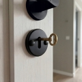 ZESTAW KLAMKA DO DRZWI DRZWIOWA SZYLK DOLNY KLUCZ ROZETA OKRĄGŁA CZARNA