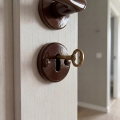 ZESTAW KLAMKA DO DRZWI DRZWIOWA SZYLK DOLNY KLUCZ ROZETA OKRĄGŁA BRAZOWA