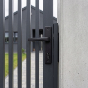 KLAMKA DRZWIOWA POLIAMIDOWA DO DRZWI 90 CZARNA NA WKŁAD WKŁADKĘ SZYLD WĄSKI