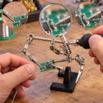 TRZECIA RĘKA CHWYTAKI Z LUPĄ 62 MM 2,5X UCHWYT DO LUTOWANIA MODELARSTWA