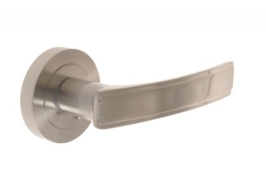 AURA KLAMKA DO DRZWI NA SZYLDZIE OKRĄGŁYM SATYNA